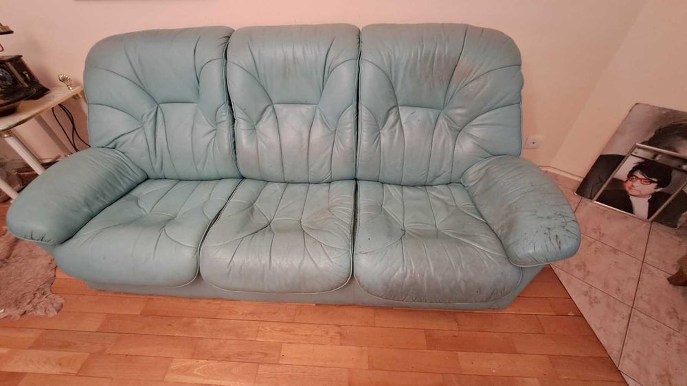 Подарявам  диван, два фотьойла, метална спалня.