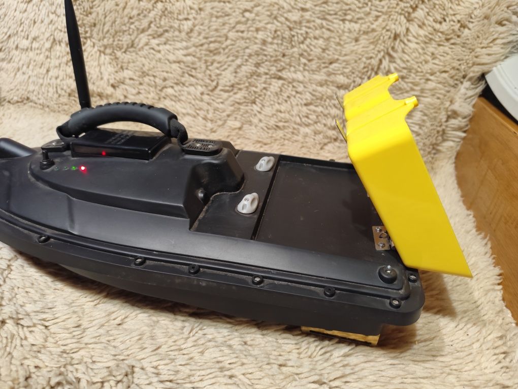 Лодка за захранка T188