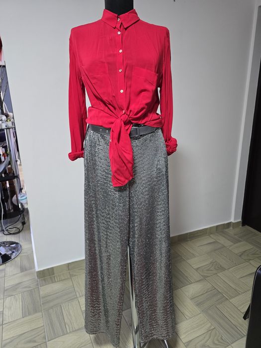 Pantaloni argintii cu paiete, pentru ocazii speciale;