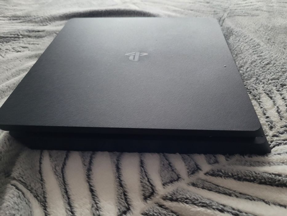 Vând ps4 slim 2 manete,stație de încarcare,9 jocuri