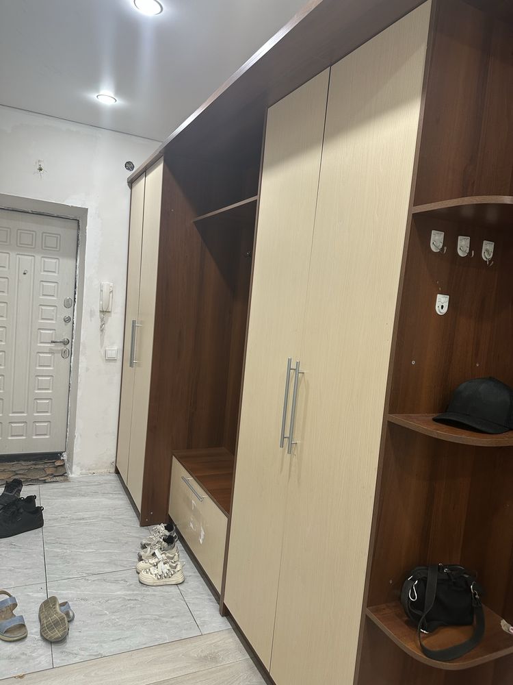 Шкаф в прихожую продаю