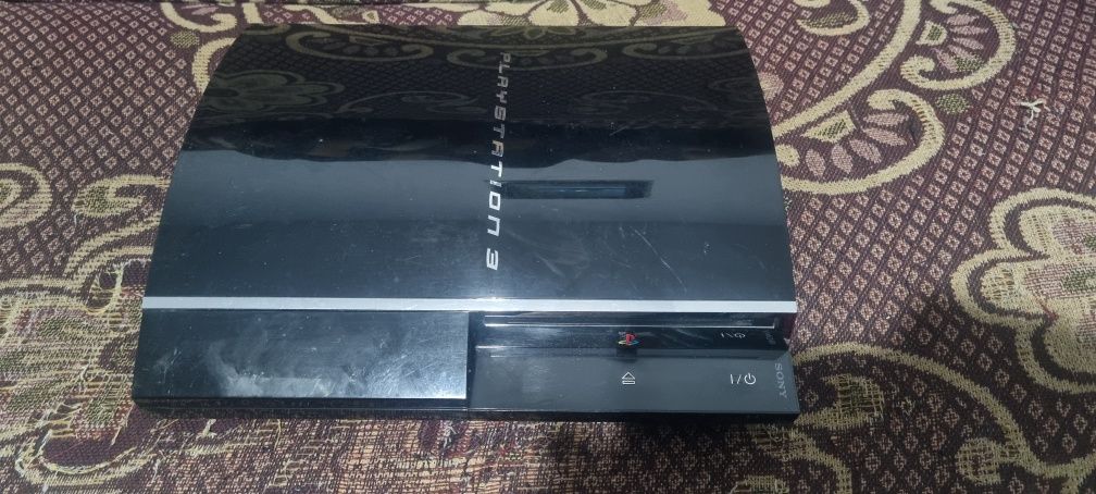 Vand consola PS3 backwards compatible, model CECHC04 7D, modata 500GB