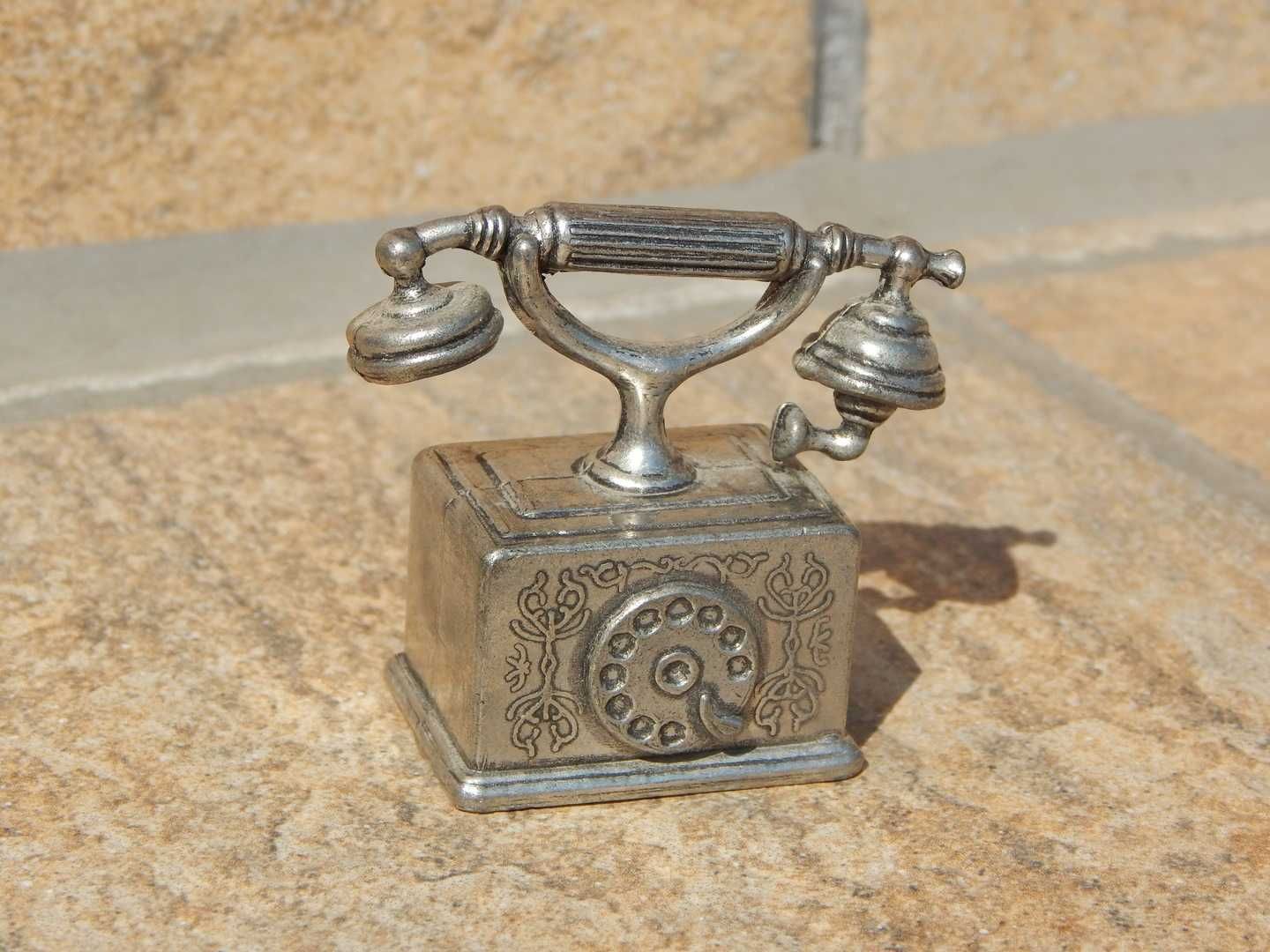 Statueta metalica telefon de epoca marime mica