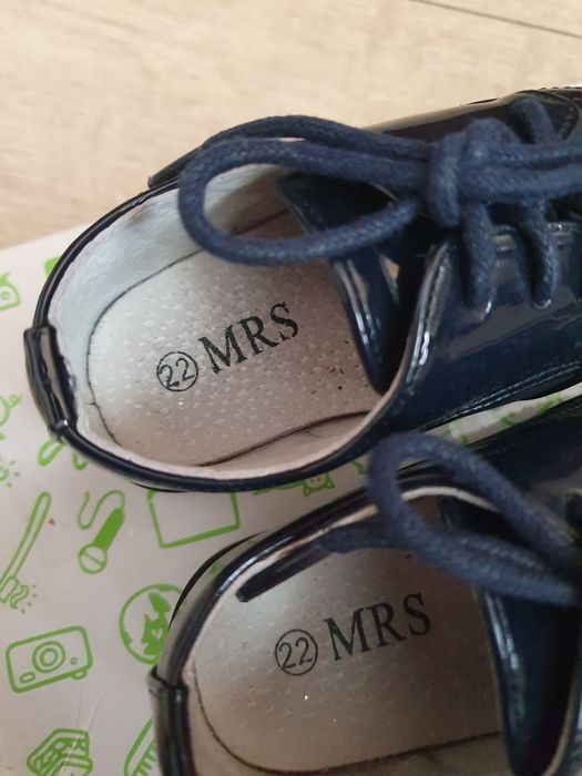 Vând pantofi eleganti pentru baieti  din piele lacuita marimea 22