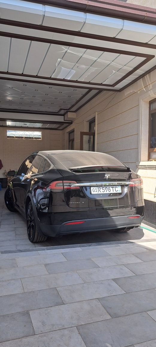 Tesla model X Qora.