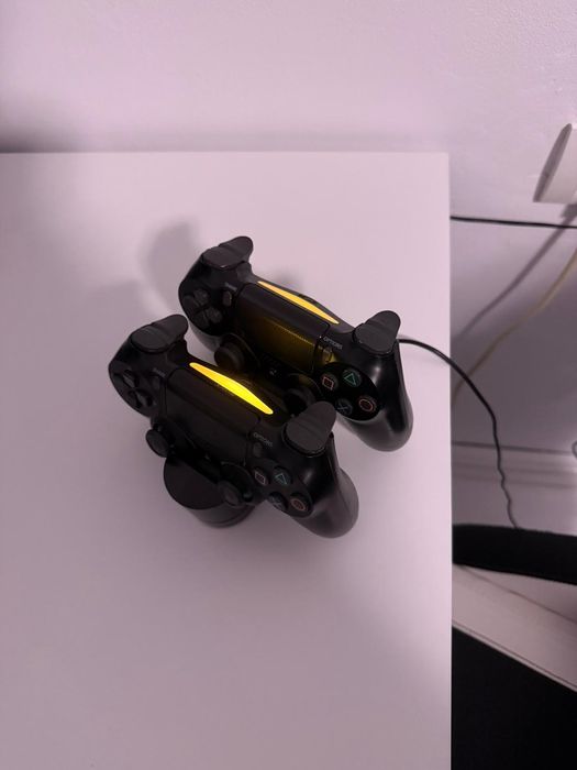 Vând PS4 Slim 1 TB