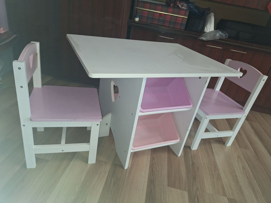 Детска дървена маса с два стола