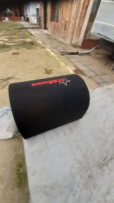 Бас каса с осиловател