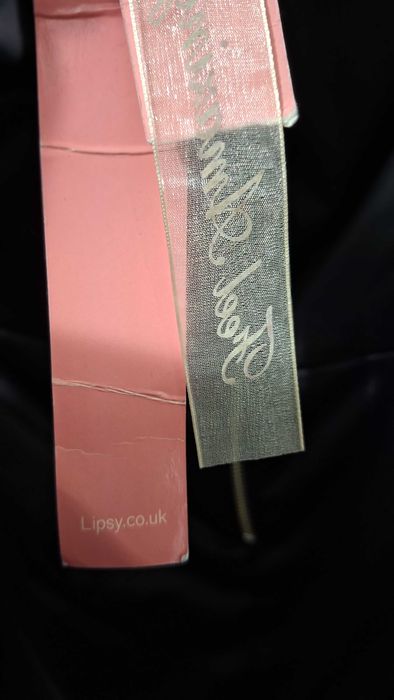 Елегантна сатенена рокля с едно рамо и дантелен акцент – Lipsy London