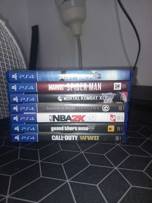 PS4 slim +7 jocuri si un controller