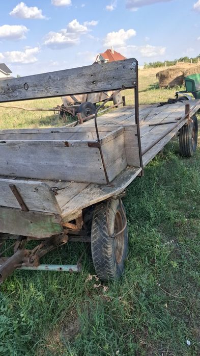 Vând căruță/platforma de cai