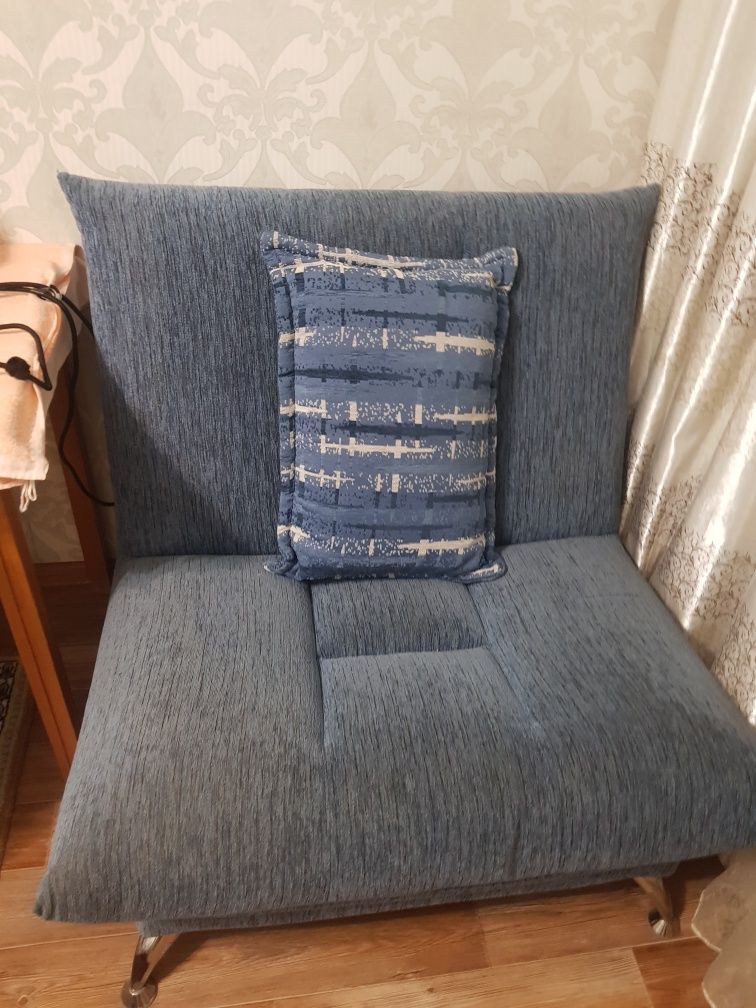 Продаю раскладной диван + 2 кресла