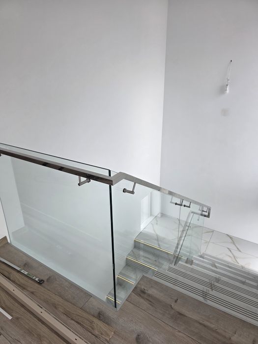 Balustrade din sticlă clară sau colorată securizată sau laminată