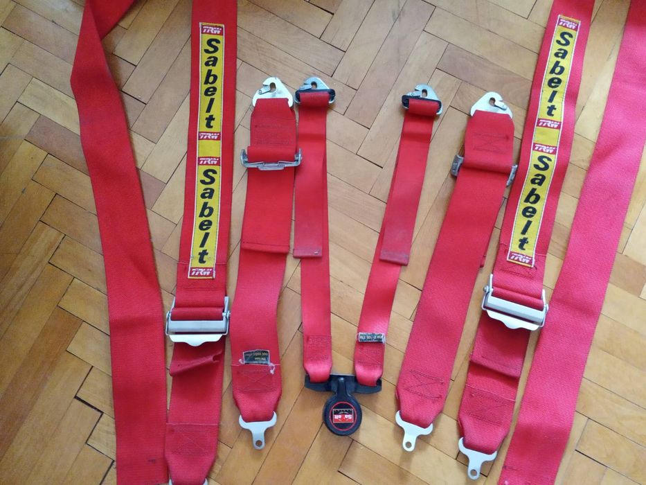 Спортни колани за кола