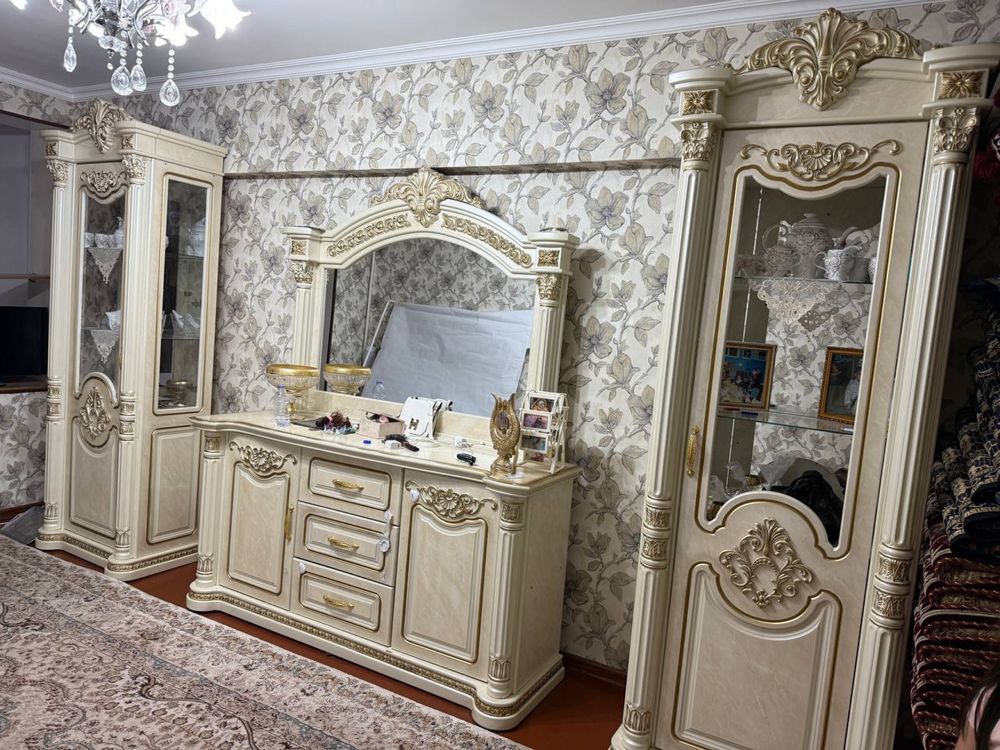 Классическая стенка с витринами и трюмо — отличное состояние!