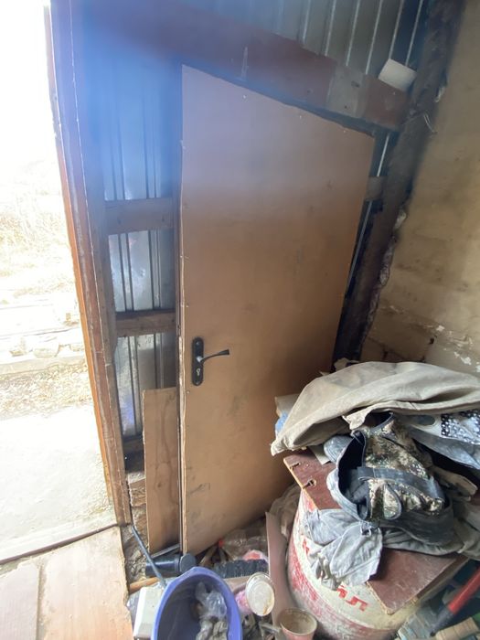 Продам металлический дверь .