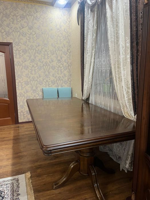 Стол с стулями..