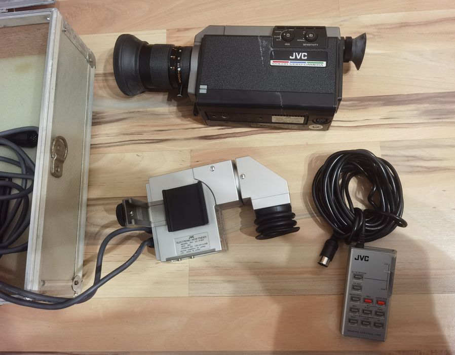 Cameră video colectie retro vintage JVC GX-66E anii 80 geanta metalica