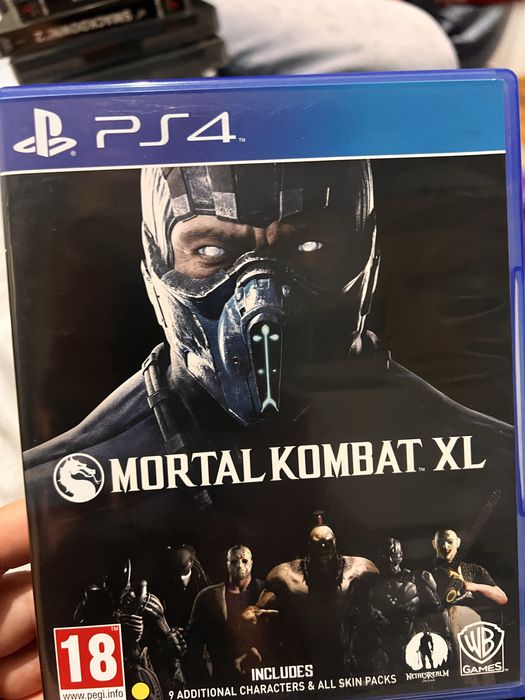 Vand PS4 în stare bună, recondiționat recent