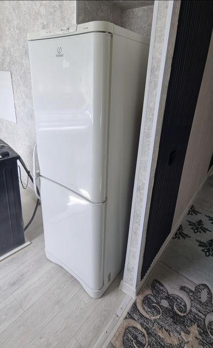 На запчасти стиральная машина индезит  4000тг.