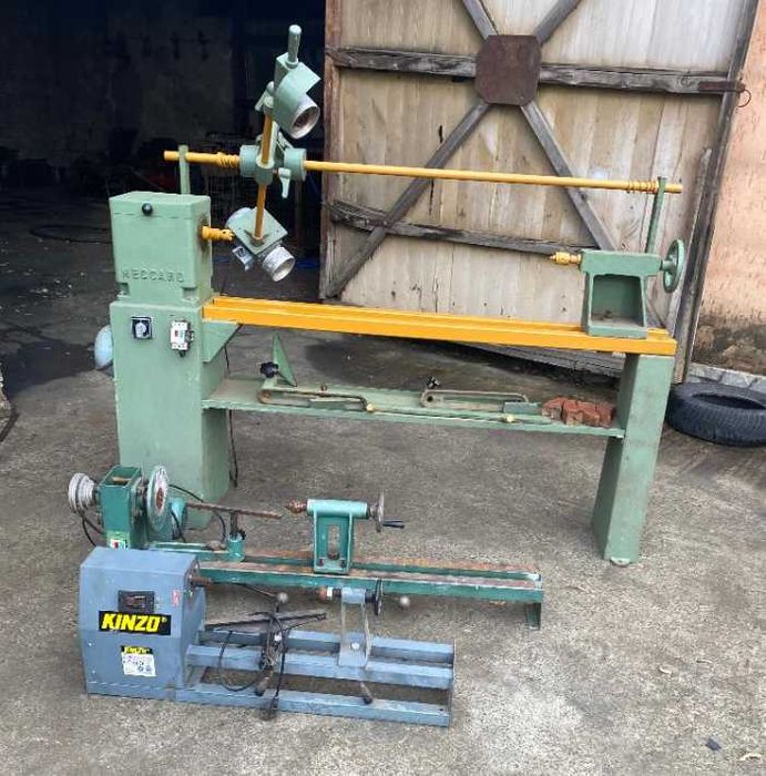 Strung pentru lemn cu dispozitiv de slefuit a piesei strunjite