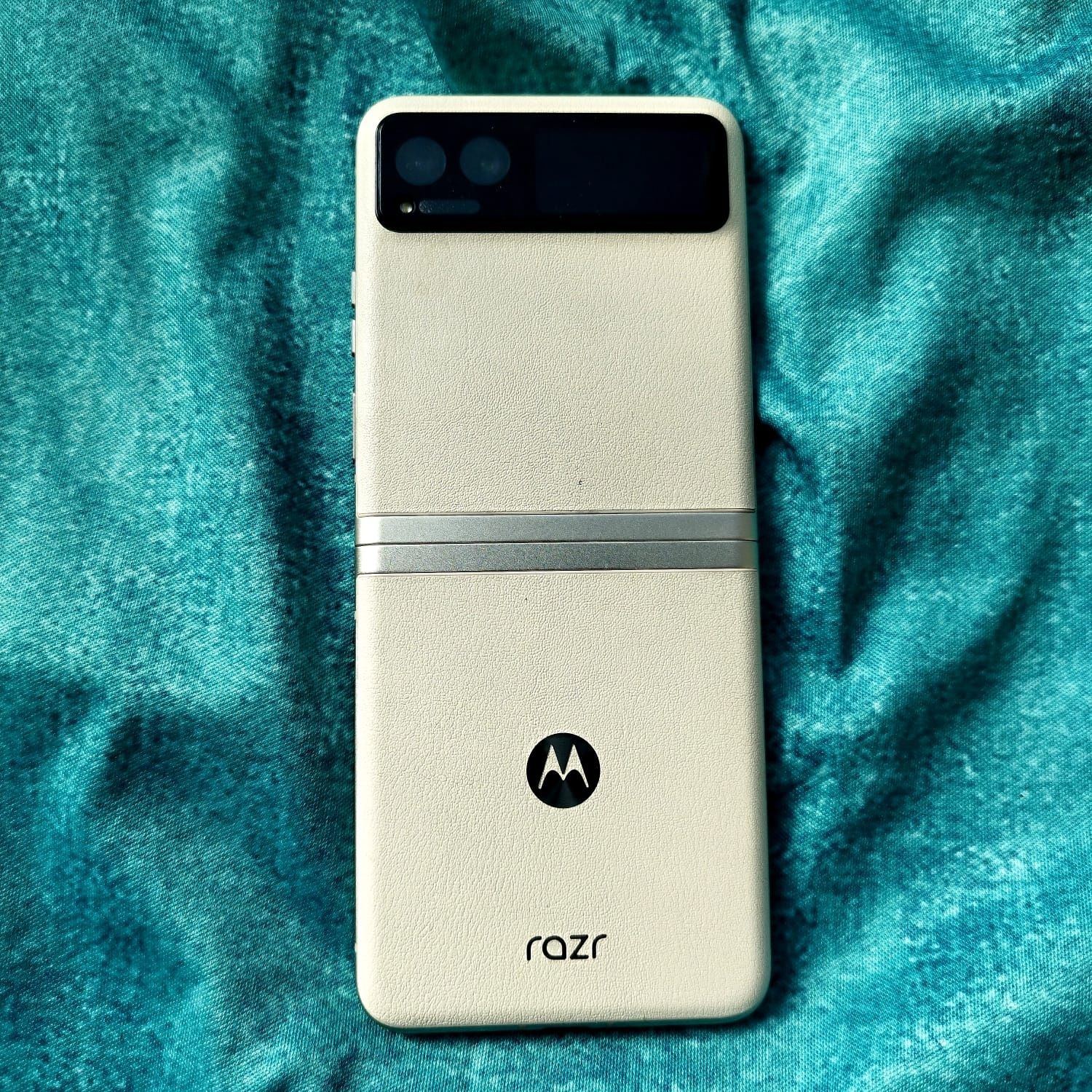 Motorola RAZR 40 Flip 8+8 RAM / 256 Dual SIM ( full box, garanție)