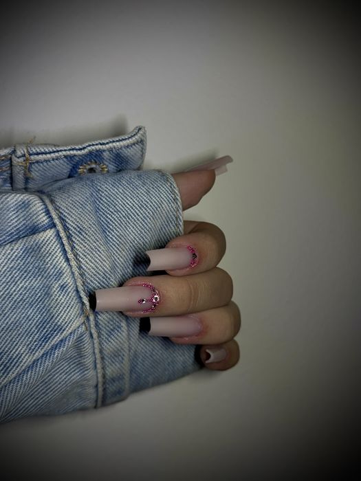 Unghii cu tips reutilizabil sau gel pe unghia naturala