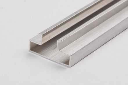 Profil aluminiu pentru panou slatwall cu sina de aluminiu