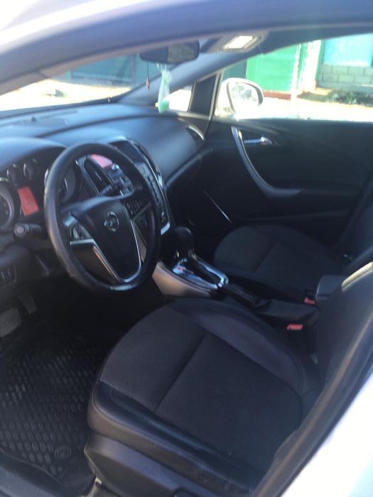 Продам авто! Opel astra j 2011 года