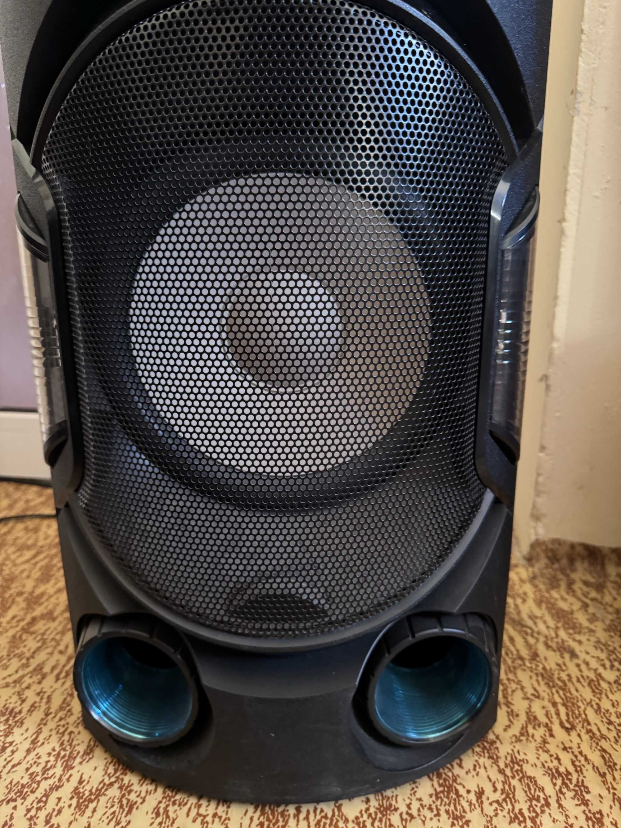 Sony V42D парти система
JET BASS BOOSTER
светлини и режим KARAOKE