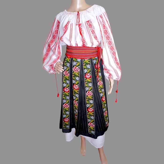 Costum popular cu ie tesuta si valnic de lana M-L
