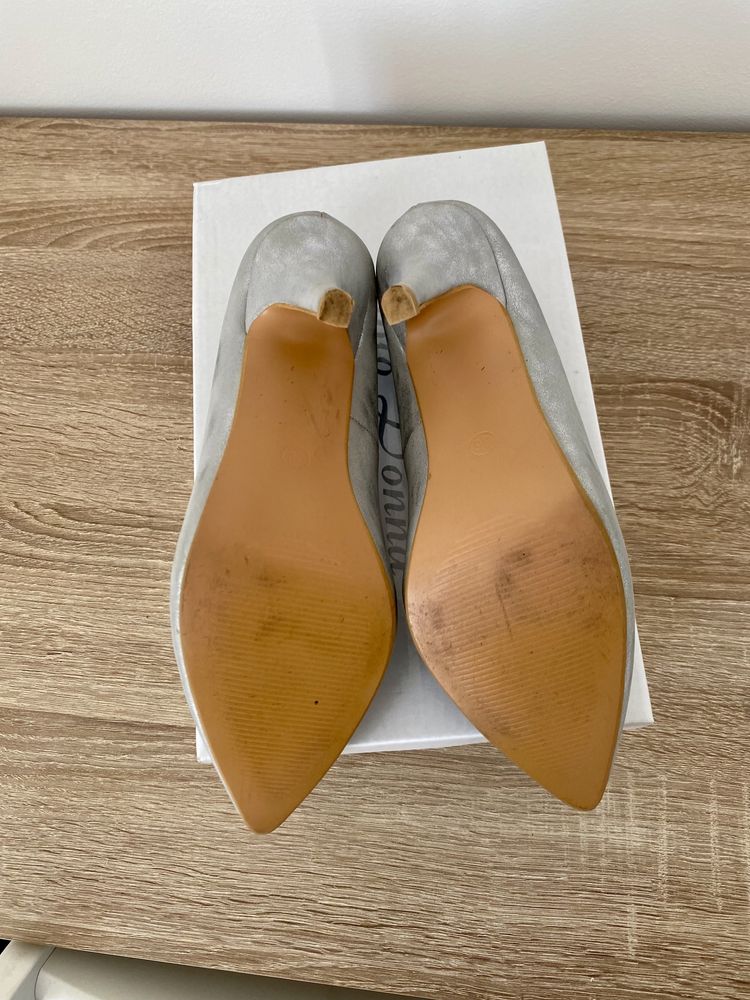 Pantofi cu toc argintii de piele (36) (transp gratis)