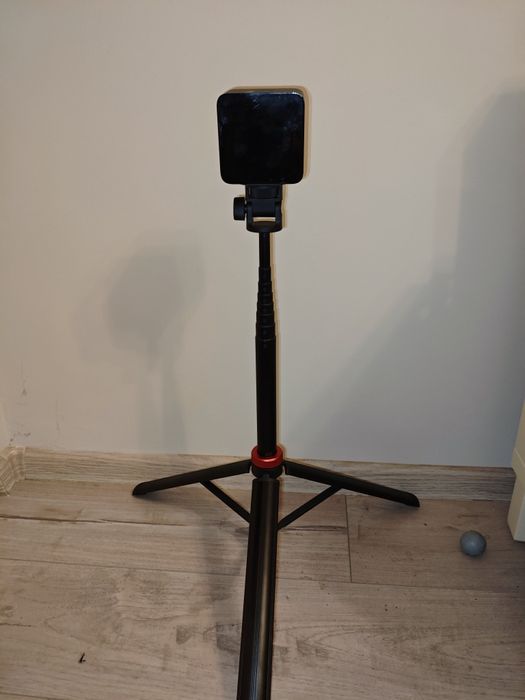 HTC Vive Pro комплект + 3 контролера + стойки за хедсета и контролери