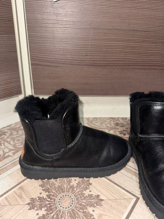 Продам женские угги в отличном состоянии