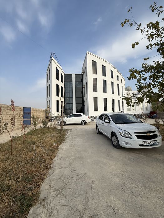 Навоий шахрининг саноат зонасида жойлашган база ва нотурар бино сотила