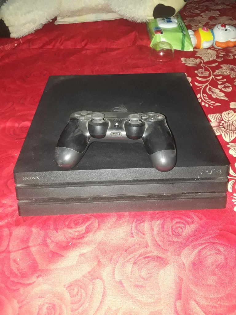 Vând PS4 2019 în stare foarte bună