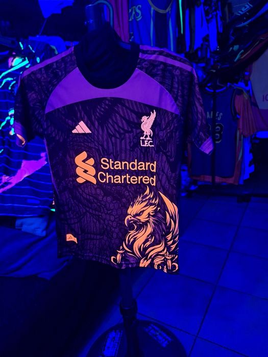 Детски неонов футболен екип на Ливърпул нов модел !!!