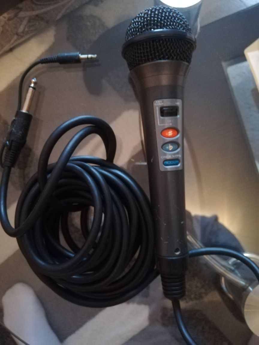 Microfon cu fir pentru cântat