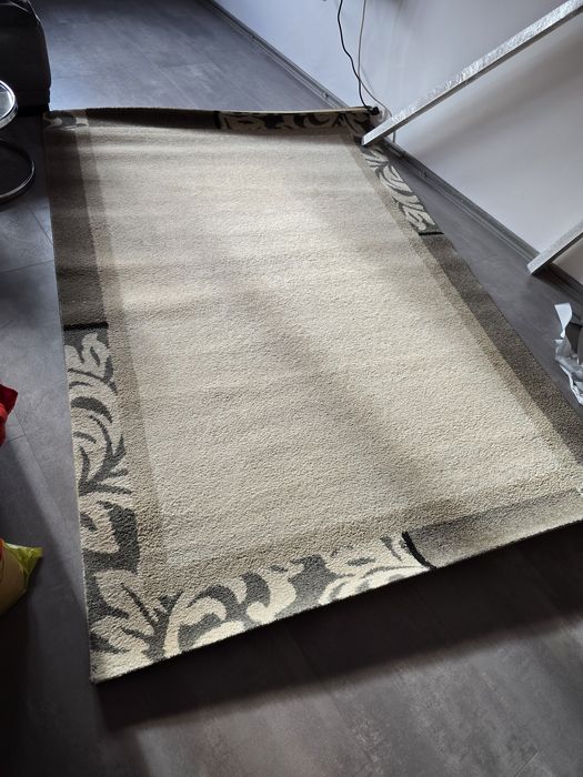 Vand covor bej cu model