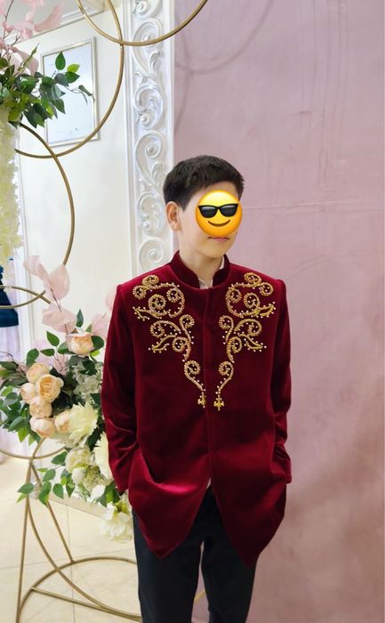 Костюм красный новый
