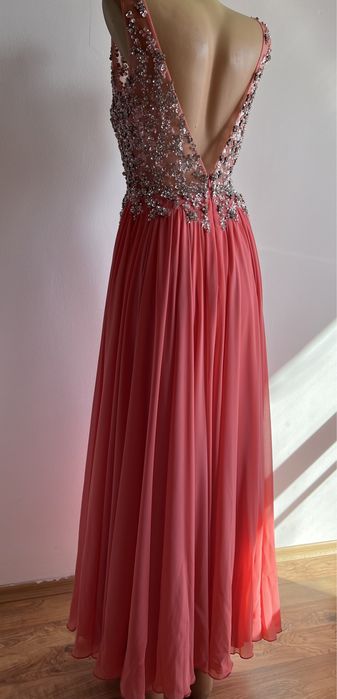 Официална рокля с нежни камъни