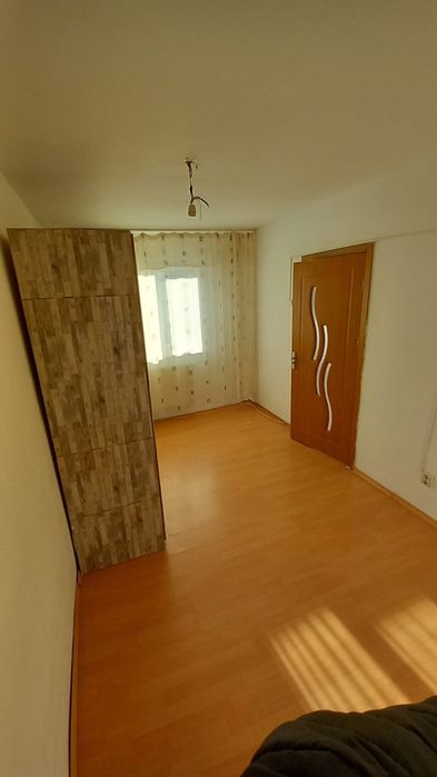 Vând apartament cu 2 camere,semidecomandat etaj 4 accept și schimb .