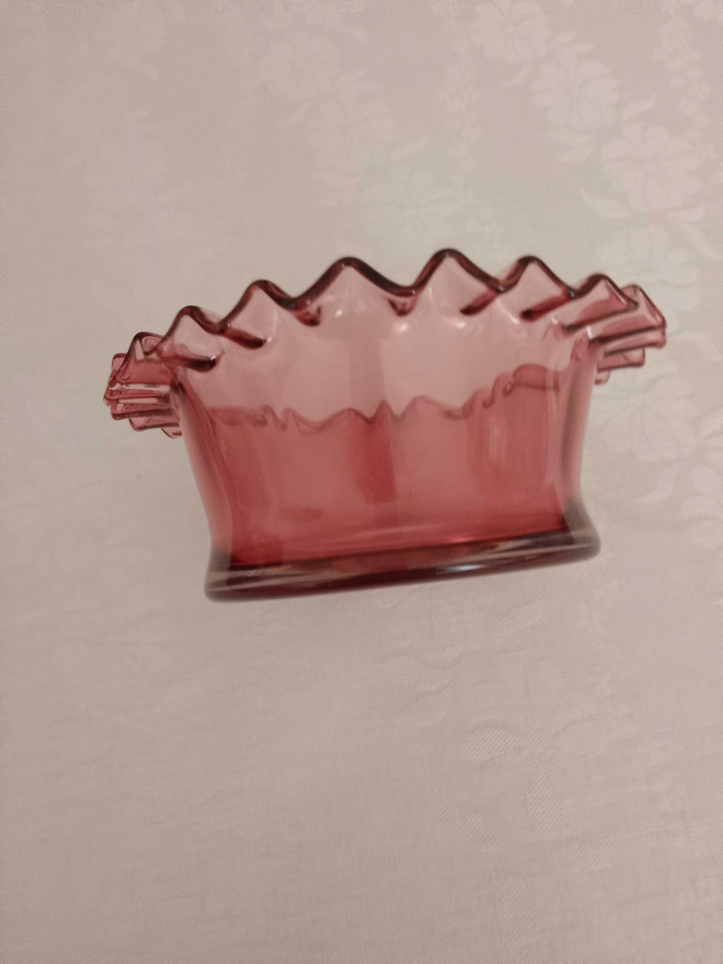 Арт Деко Стъклена  бомбониера с релефен ръб цвят червена боровинка