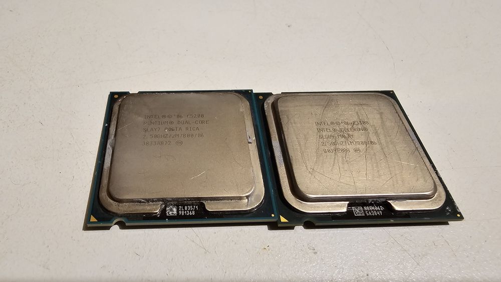 Procesor Pentium E5200 si Celeron E3300 (nu stiu daca sunt functionale