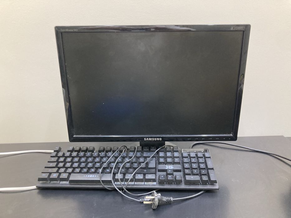 Монитор Samsung в хорошем состоянии