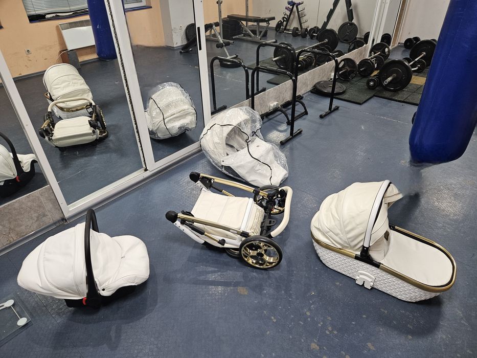 Бяла бебешка количка 3в1