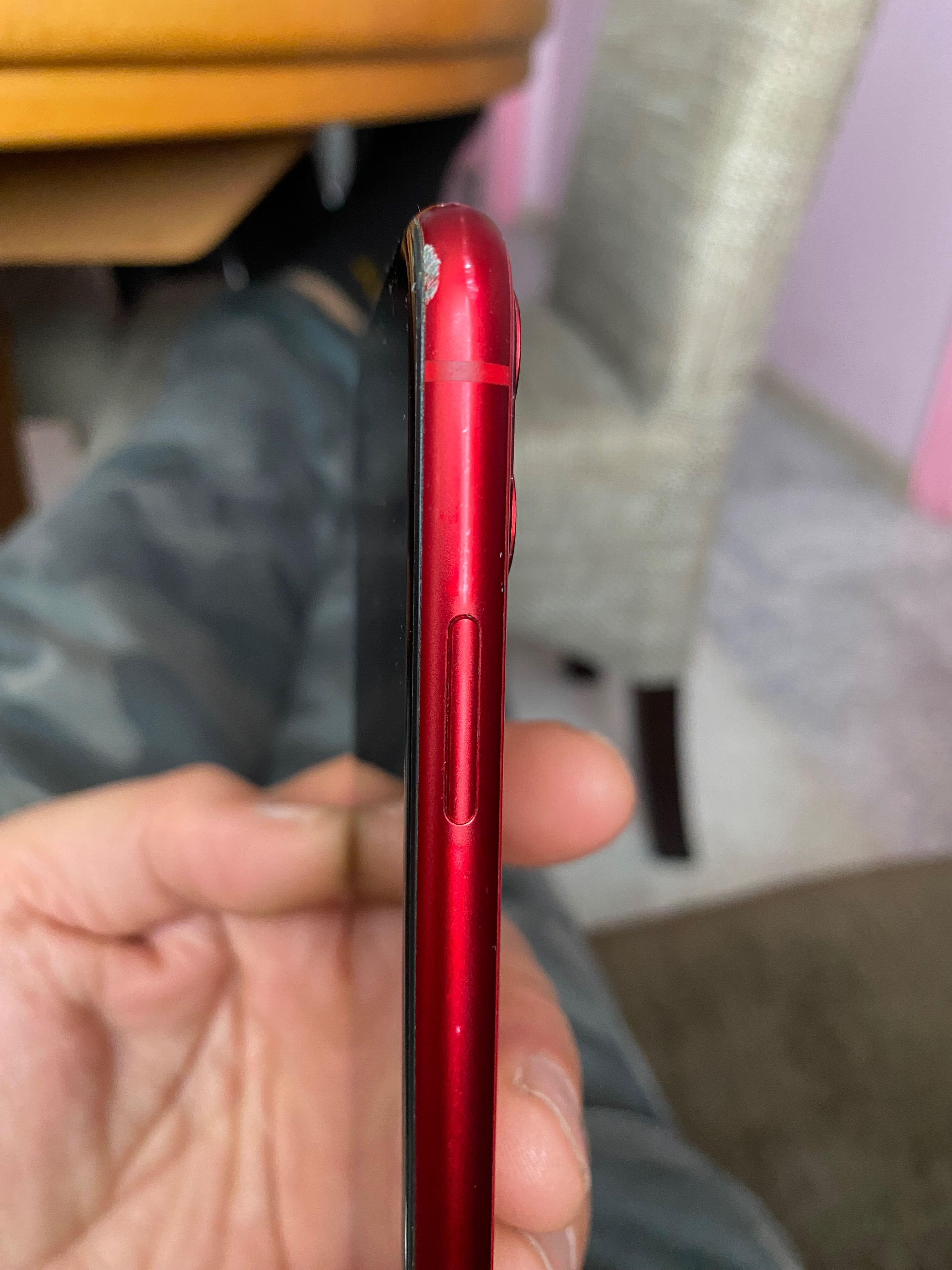 Iphone 11 64gb запазен винаги е бил с протектор