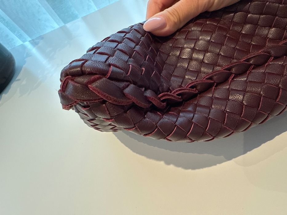 Дамска чанта в модерният Бордо цвят на Bottega Beneta
