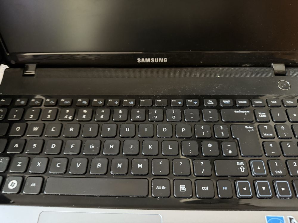 Samsung лаптоп 300Е