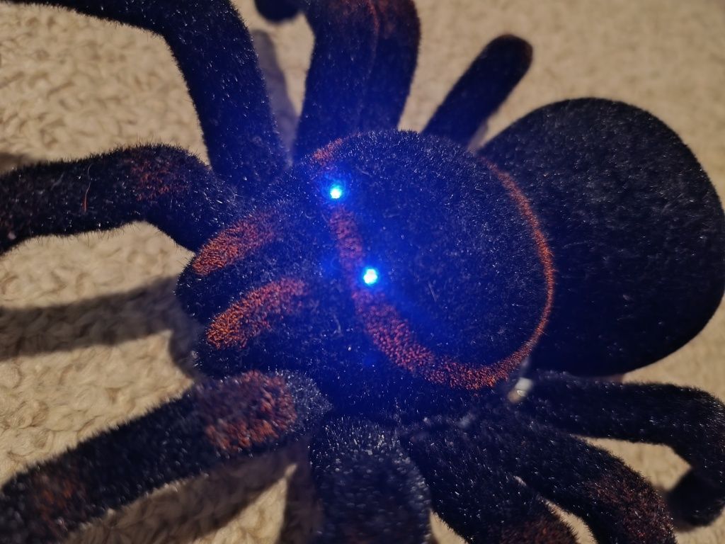 Tarantula cu telecomanda 27 MHz